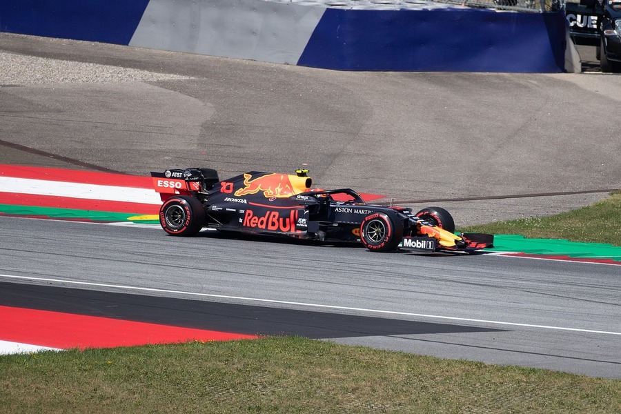 F1とインディカーは何が違う？スピードやエンジンの違いを解説
